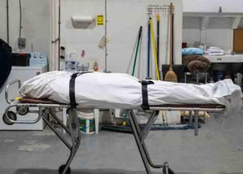 Un groupe d'intellectuels engagés dans une discussion animée sur la pensée créole d'André Lucrèce, dans un café littéraire.